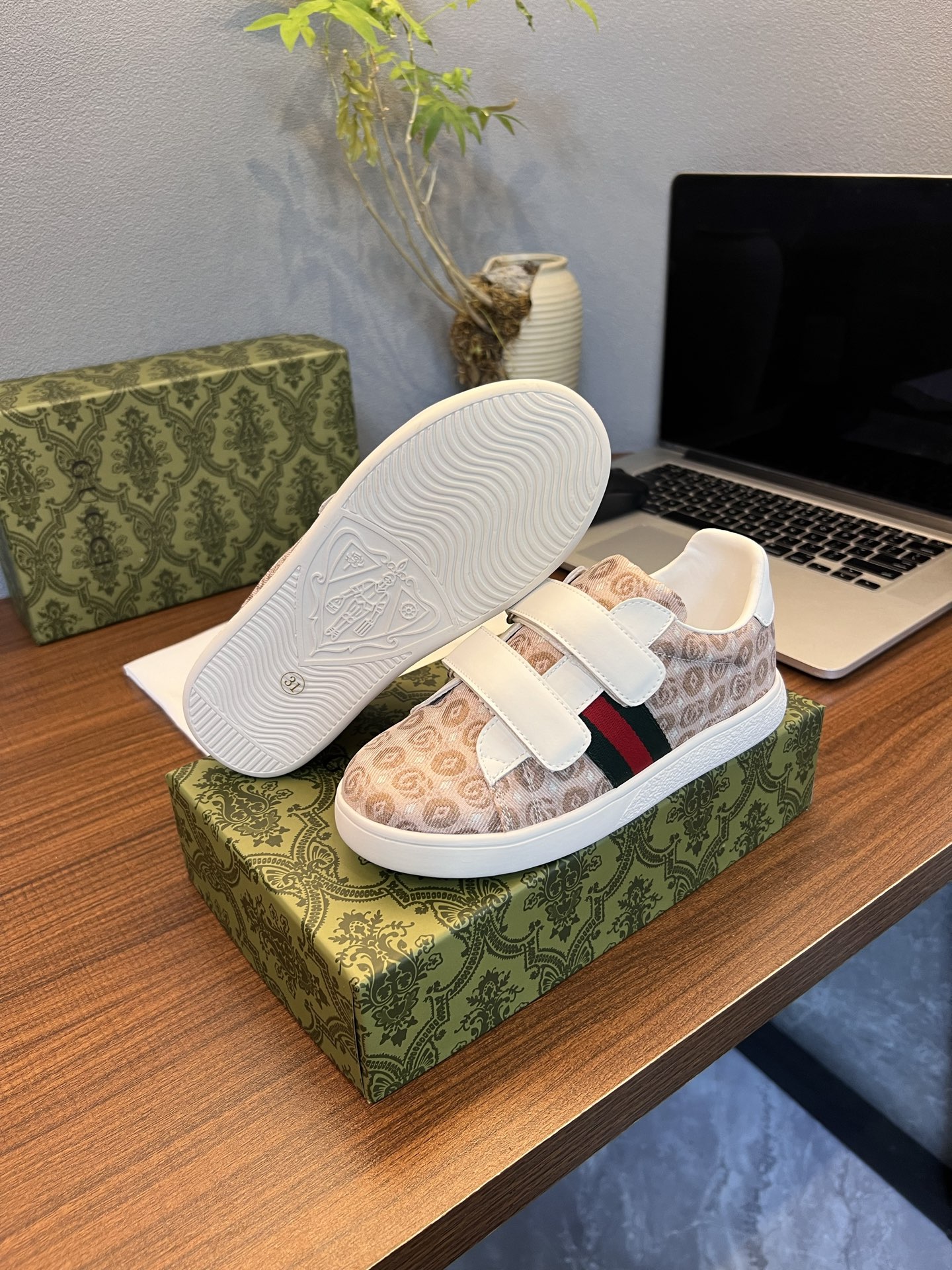 Children's shoes child